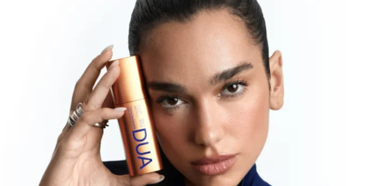 Dua Lipa hyn në botën e kujdesit të lëkurës me linjën e re “Dua by AB Science” në bashkëpunim me Augustinus Bader