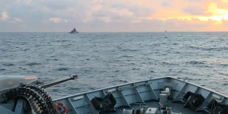 Marina ndalon dy anije ruse në Kanalin Anglez