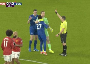 Ndodhë në Premierligë, lojtarët rrihen në fushë, gjyqtari e përjashton njërin nga loja