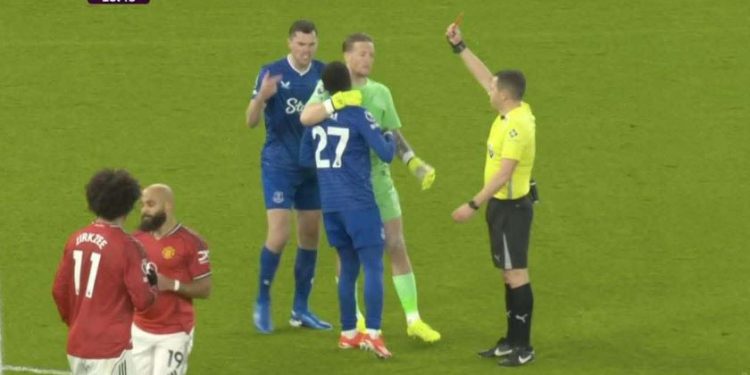 Ndodhë në Premierligë, lojtarët rrihen në fushë, gjyqtari e përjashton njërin nga loja