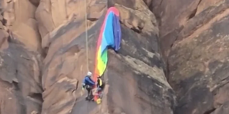 Shpëtimi dramatik me helikopter i një parashutisti që kishte mbetur i varur-nga kanioni i Utah, SHBA