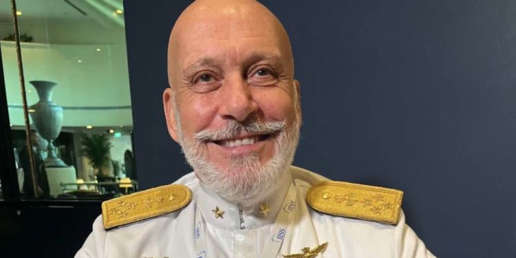 Admirali i NATO-s: Aleanca qëndron me Ukrainën deri ditën kur do të vendoset paqja