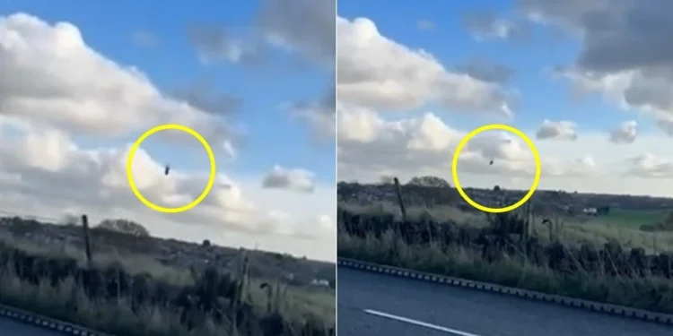 Angli/ Helikopteri bie nga qielli dhe përplaset në një fushë në Bolton