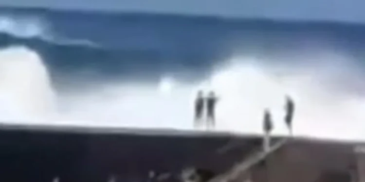 Momenti kur një valë gjigante përplaset mbi njerëz në Tenerife, duke vrarë një dhe duke lënduar nëntë të tjerë