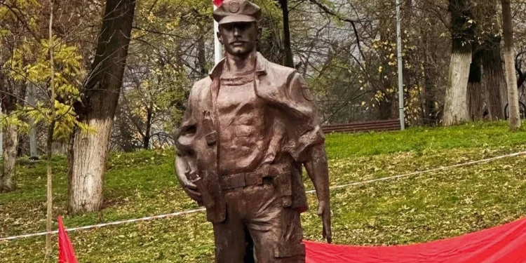 Përurohet në Prizren, shtatorja e Heroit të Kombit, Tahir Sinani