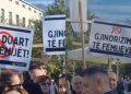 “Po na cënon fëmijët”/ Kundër ligjit për Barazinë Gjinore, qytetarët protestë te sheshi “Skënderbej”