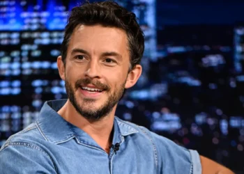 Aktori britanik shpallet ‘mashkulli më i pashëm në botë për vitin 2025’