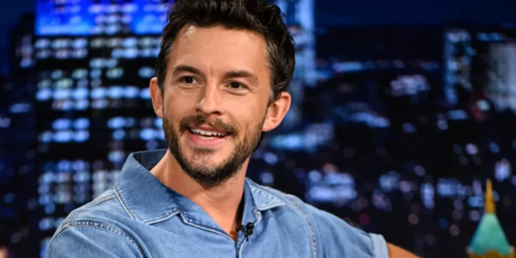 Aktori britanik shpallet ‘mashkulli më i pashëm në botë për vitin 2025’