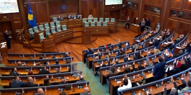 Krijimi i qeverisë së re të Kosovës rrezikon të dështojë – PDK, LDK dhe AAK nuk mbështesin Konjufcën për kryeministër