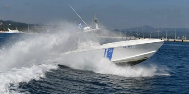 Po udhëtonin me një gomone, shpëtohen 57 emigrantë të paligjshëm në bregdetin grek