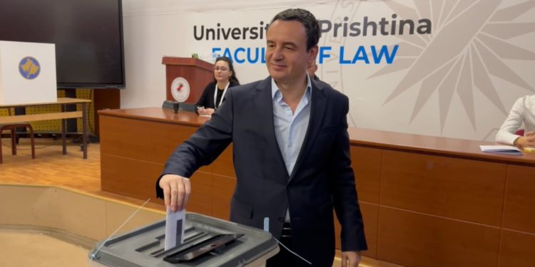 Raundi i dytë i zgjedhjeve lokale në Kosovë/ Voton Albin Kurti, thirrje qytetarëve të votojnë: Është një ditë e mirë për demokracinë