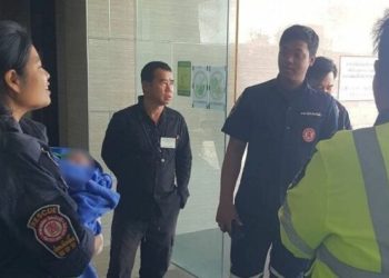 Foshnja e porsalindur gjendet e gjallë në tualet në Tajlandë, pastruesja e dëgjoi duke qarë në…