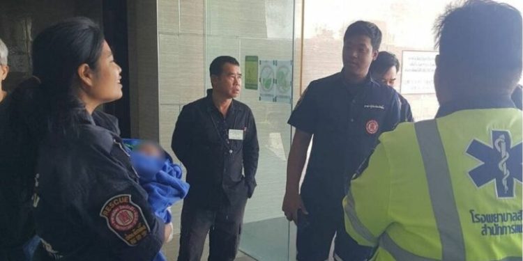 Foshnja e porsalindur gjendet e gjallë në tualet në Tajlandë, pastruesja e dëgjoi duke qarë në…