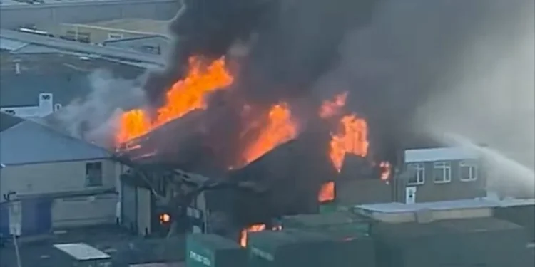 Video/ Periferia e Londrës në flakë, shpërthimi në një depo fishekzjarrësh mbulon zonën me re të zeza tymi