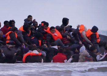 Azilkërkuesit që refuzojnë punën ose shkelin ligjin do të humbasin përfitimet në një masakër të re të madhe kufitare.