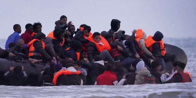 Azilkërkuesit që refuzojnë punën ose shkelin ligjin do të humbasin përfitimet në një masakër të re të madhe kufitare.