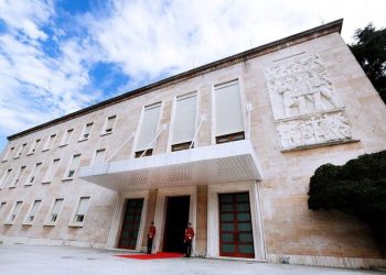 Lëvizje në qeveri/ Shkarkohen zv.ministra, prefektë dhe anëtarë bordi të Kadastrës