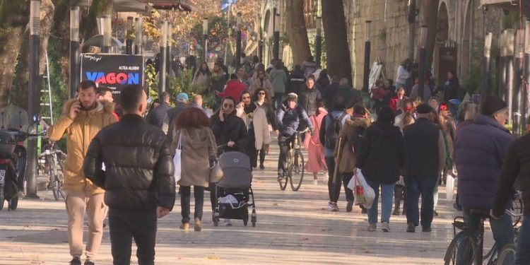 “Emigrimi vijon”, KE: Shqipërisë “po i ikën truri”, informaliteti ende i lartë në tregun e punës