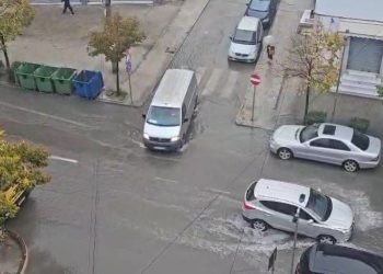 Shiu ‘përmbyt’ rrugët në Durrës, qytetarët në vështirësi