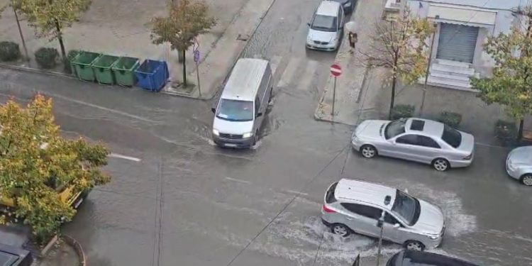 Shiu ‘përmbyt’ rrugët në Durrës, qytetarët në vështirësi