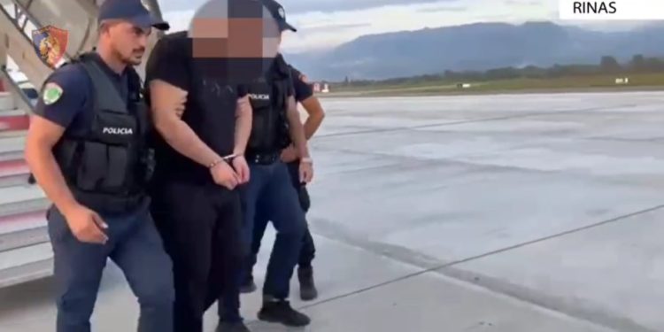 Ishin në kërkim, kapen tre persona në Rinas, mes tyre Denis Xhelili që ‘furnizonte’ Anglinë drogë të klasit A