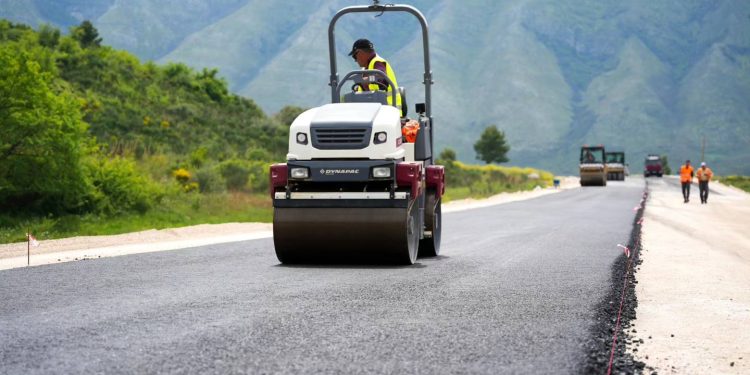 Buxheti 2026- Investimet publike shkojnë 1.8 miliardë euro, prioritet zgjerimi i autostradës Tiranë-Durrës dhe linjat hekurudhore, Vorë – Hani i Hotit, Durrës – Rrogozhinë