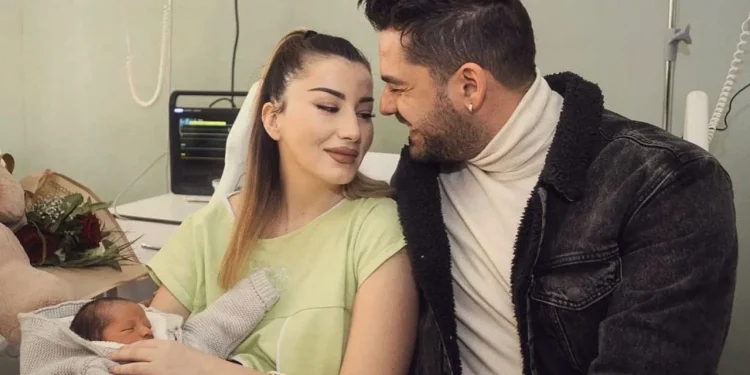 “E le Roelin jetim, o Shpat…”, reagon bashkëshortja e Shpat Kasapit, rrëqeth me mesazhin e saj: Pse u ndave nga jeta në krahët e mi?!