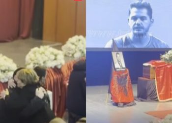 Homazhe në nderim të Shpat Kasapit, arkëmorti i këngëtarit mbulohet me flamurin kombëtar shqiptar