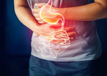 Përse dhemb stomaku kur ushqimi ju bie rëndë? Ja shkaqet dhe trajtimet natyrale 