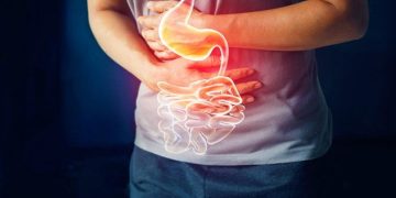 Përse dhemb stomaku kur ushqimi ju bie rëndë? Ja shkaqet dhe trajtimet natyrale 