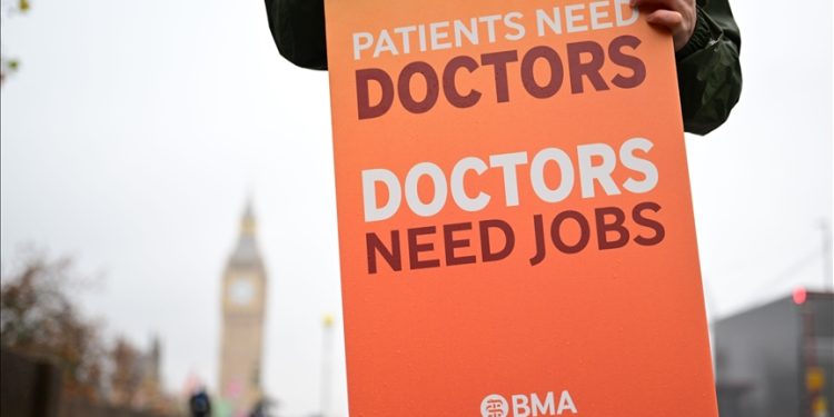 Britani, mjekët rezidentë në grevë me kërkesën për rritje të pagave
