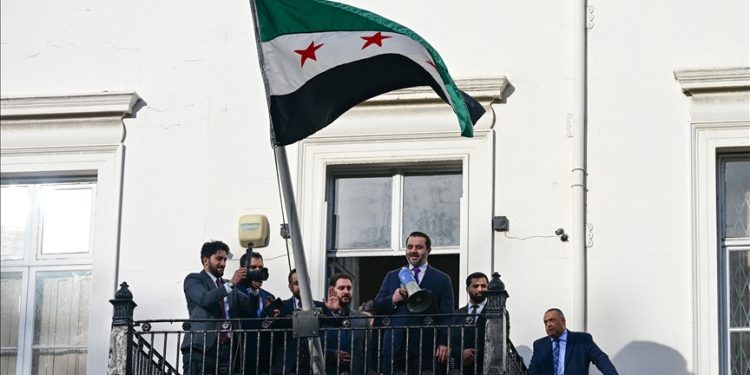 Flamuri i ri i Sirisë ngrihet në ambasadën në Londër