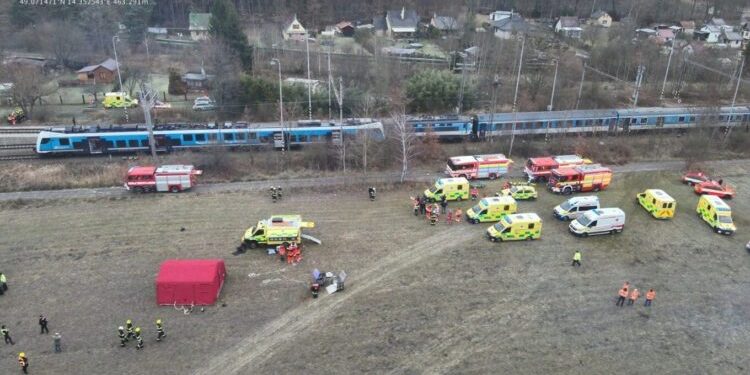 VIDEO/ Përplasen “kokë më kokë” dy trena pasagjerësh në Çeki, dhjetëra të plagosur