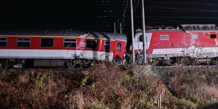Dy trena janë përplasur pranë Bratislavës, teksa raportohet për shumë të plagosur.