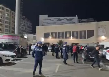 Ndeshja Flamurtari-Elbasani, shpërthen kaosi dhe dhuna në Vlorë! Policia ‘blindon’ zonën