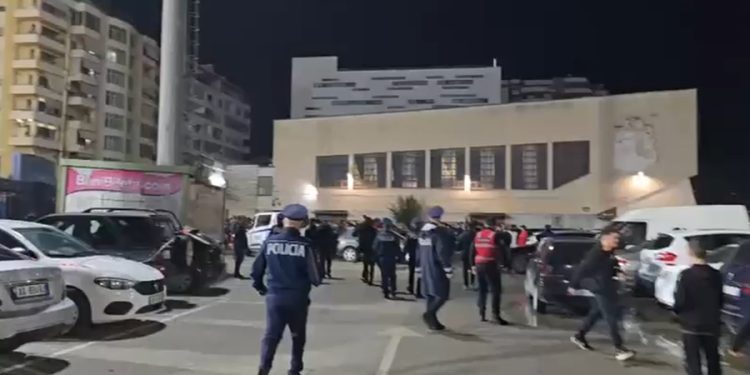 Ndeshja Flamurtari-Elbasani, shpërthen kaosi dhe dhuna në Vlorë! Policia ‘blindon’ zonën