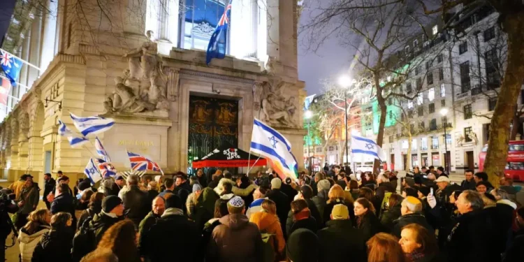 Në Mbretërinë e Bashkuar përkujtojnë viktimat e Bondit ndërsa policia rrit sigurinë në komunitetet hebraike