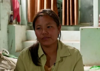 Në Myanmarin e kontrolluar nga rebelët, civilët përballen me sulme ajrore shkatërruese dhe zgjedhje të rreme.