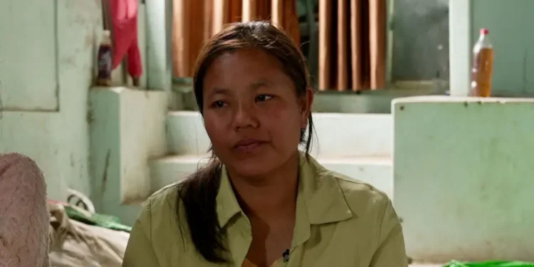 Në Myanmarin e kontrolluar nga rebelët, civilët përballen me sulme ajrore shkatërruese dhe zgjedhje të rreme.