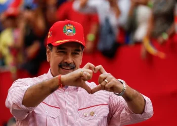 Maduro: Gati të mbrojmë vendin – Shtetet e Bashkuara rrisin presionin ushtarak në Karaibe