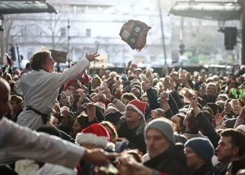 Babagjyshë që bëjnë ski në ujë dhe copa gjigante mishi: Krishtlindjet nëpër botë