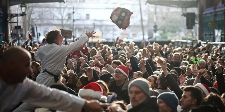 Babagjyshë që bëjnë ski në ujë dhe copa gjigante mishi: Krishtlindjet nëpër botë