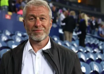 Starmer i thotë Abramovich-it të ‘paguajë tani’ ose të përballet me gjykatën