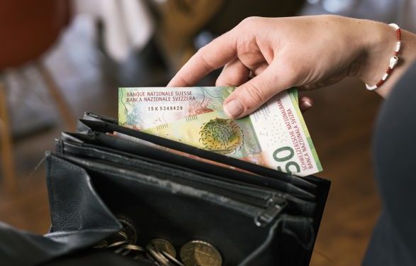 Si ndryshojnë pagat e të huajve në Zvicër në varësi të llojit të lejes