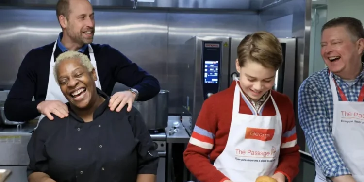 Tre breza në shërbim të personave në nevojë/ George i bashkohet babait të tij, Princit William në përgatitjen e vaktit për të pastrehët në Londër