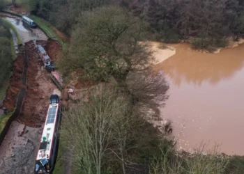 Foto/ Gropa ‘përpin’ tre anije në Angli, shpëtojnë mrekullisht dhjetëra persona