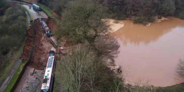 Foto/ Gropa ‘përpin’ tre anije në Angli, shpëtojnë mrekullisht dhjetëra persona