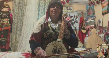 E vetmja rapsode me lahutë, historia e veçantë e malësores