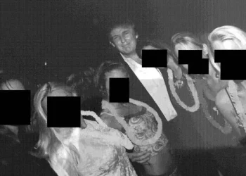 Skandali Epstein/Foto të reja nga prona e Epstein tregojnë Trump, Andrew dhe Bill Clinton (video)