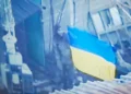 Ukrainasit ngrenë flamurin për të se lufta vazhdon në qytetin e marrë nga Rusia